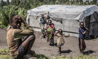 FOTO ARCHIVO. Niños de la aldea congoleña de Mutaho, descansan cerca de una tienda humanitaria de la Agencia de la ONU para los Refugiados (Acnur). EFE/ Patricia Martínez