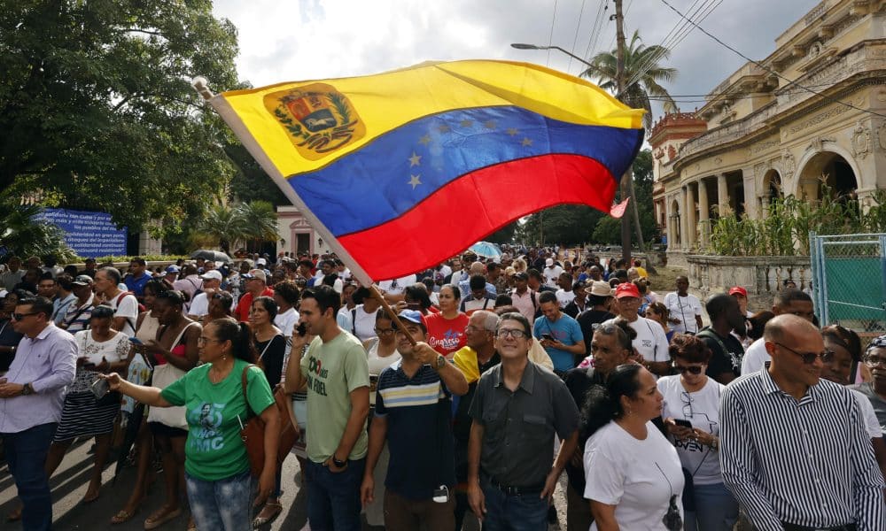Personas participan en una manifestación en apoyo a Venezuela y al presidente Nicolás Maduro este sábado, en La Habana (Cuba). EFE/ Ernesto Mastrascusa