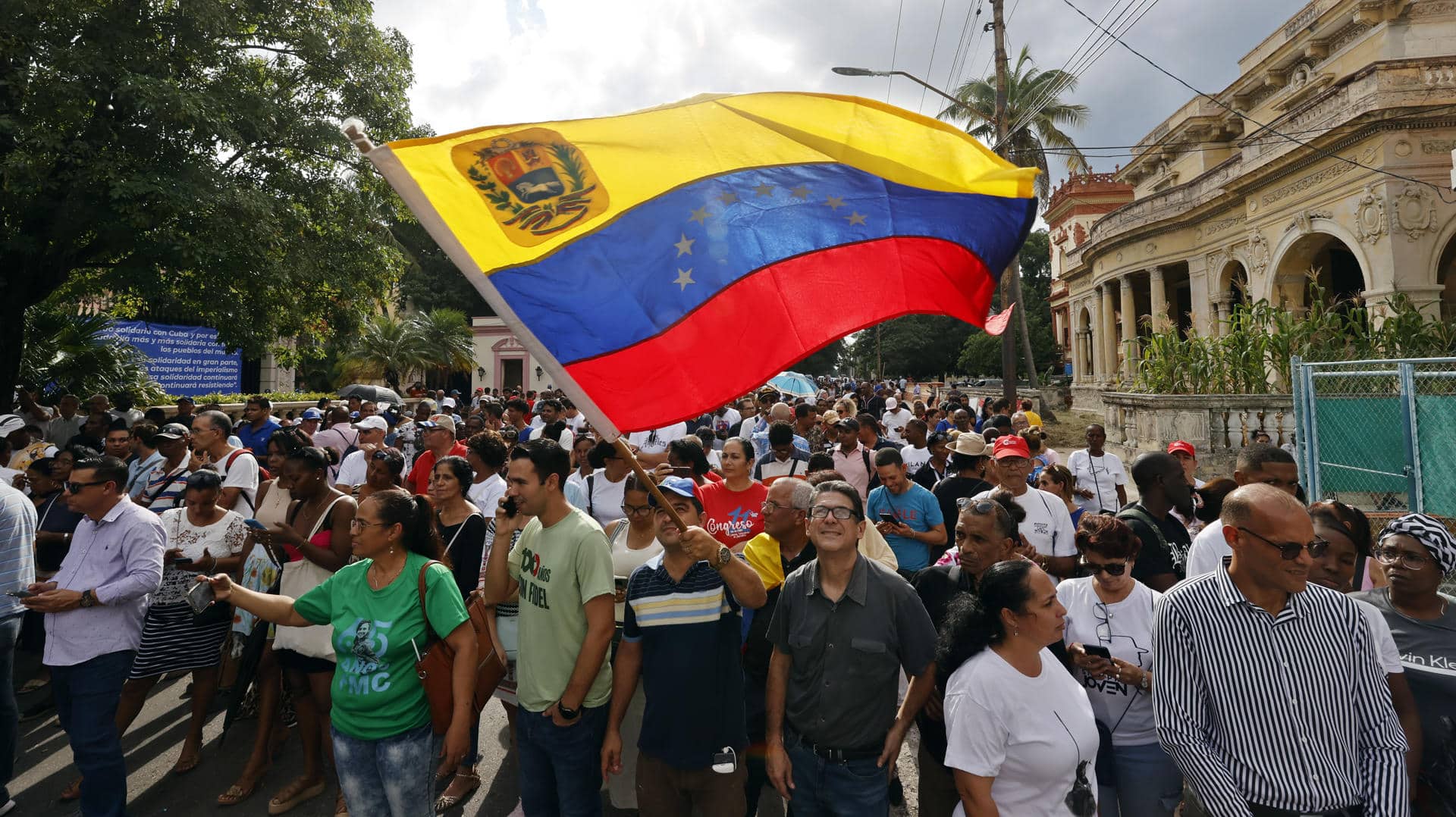 Personas participan en una manifestación en apoyo a Venezuela y al presidente Nicolás Maduro este sábado, en La Habana (Cuba). EFE/ Ernesto Mastrascusa