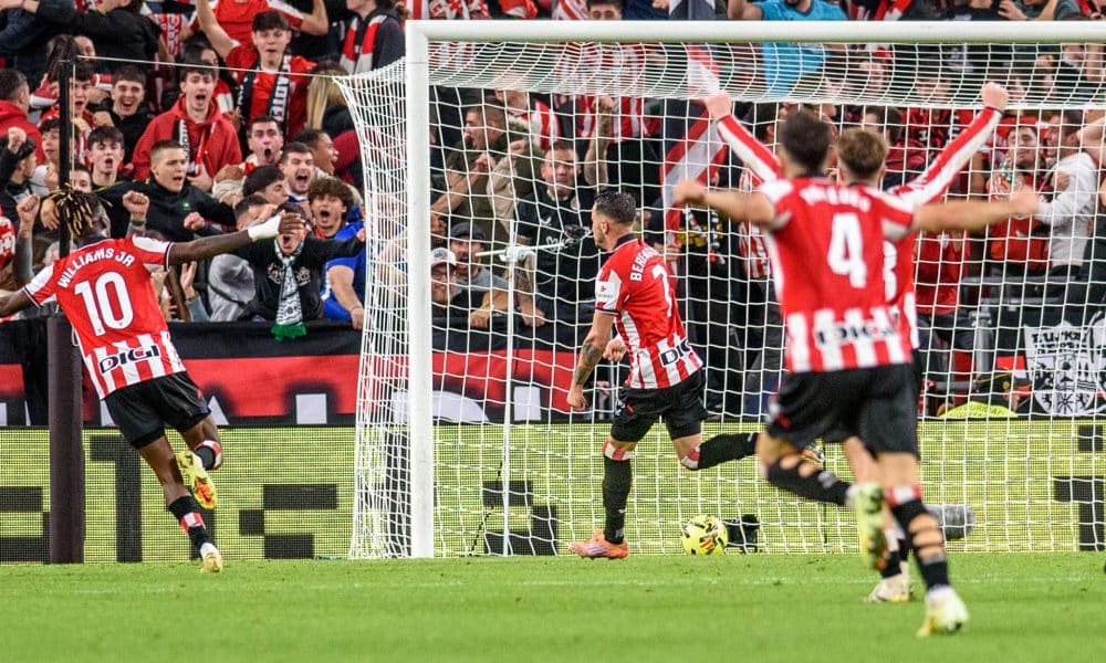 El delantero del Athletic Álex Berenguer (c) celebra tras marcar ante el Atlético de Madrid, durante el partido de Liga en Primera División que Athletic Club y Atlético de Madrid han disputado este sábado en el estadio de San Mamés, en Bilbao. EFE/Javier Zorrilla