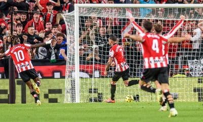 El delantero del Athletic Álex Berenguer (c) celebra tras marcar ante el Atlético de Madrid, durante el partido de Liga en Primera División que Athletic Club y Atlético de Madrid han disputado este sábado en el estadio de San Mamés, en Bilbao. EFE/Javier Zorrilla