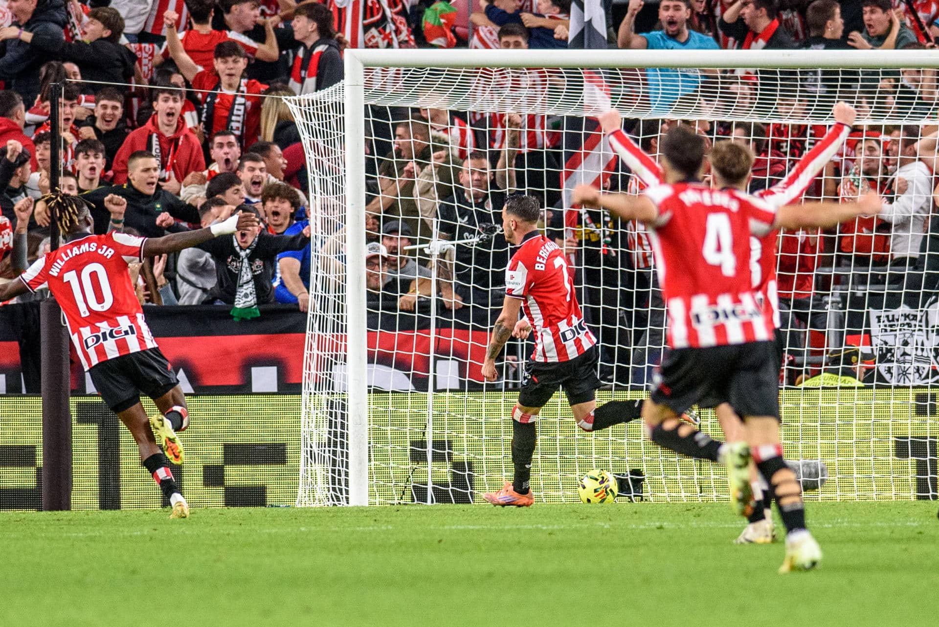El delantero del Athletic Álex Berenguer (c) celebra tras marcar ante el Atlético de Madrid, durante el partido de Liga en Primera División que Athletic Club y Atlético de Madrid han disputado este sábado en el estadio de San Mamés, en Bilbao. EFE/Javier Zorrilla