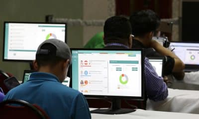 Un hombre observa los resultados parciales de las elecciones presidenciales en Honduras. EFE/ Carlos Lemos