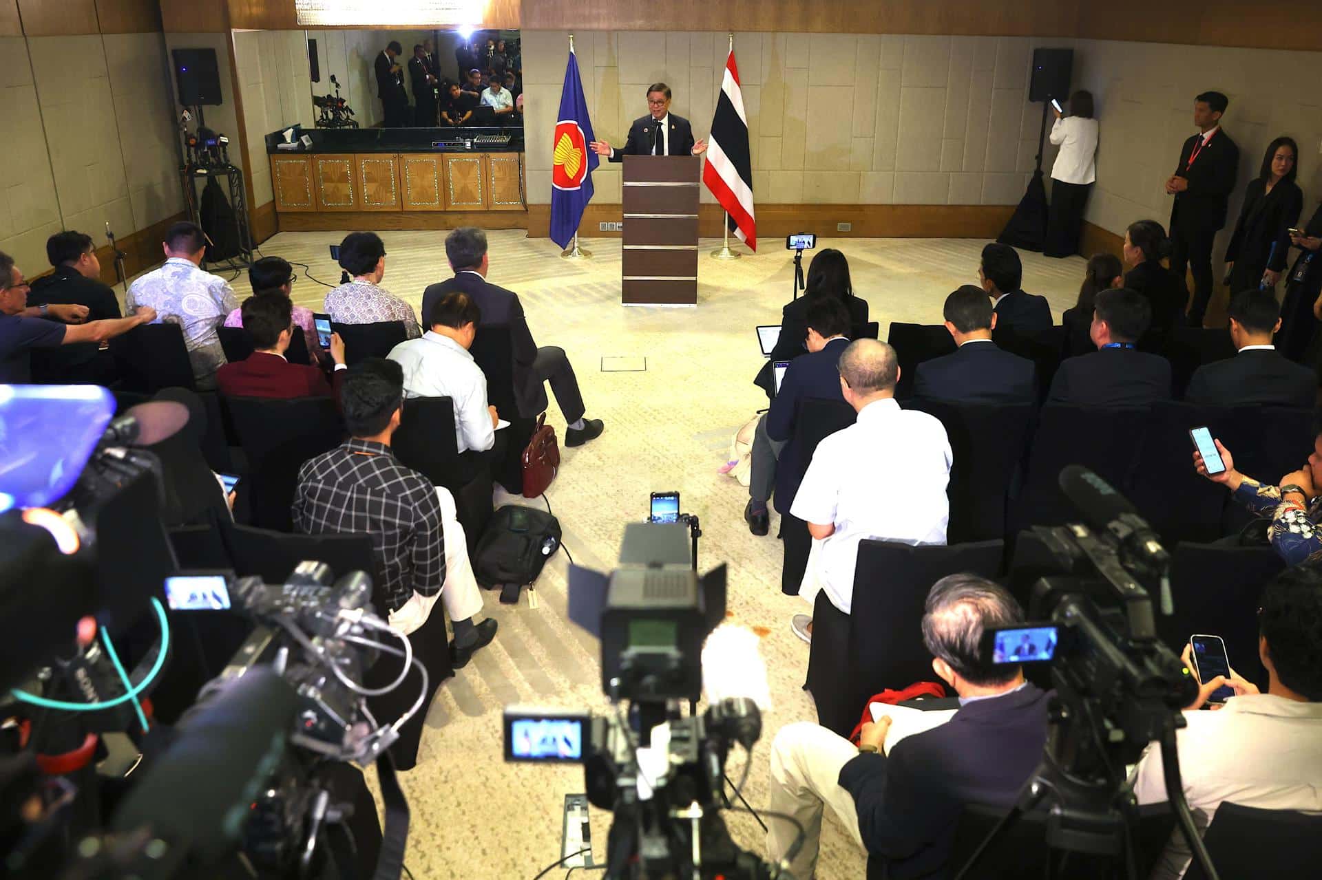 KUALA LUMPUR, 22/12/2025.- Fotografía de archivo que muestra al ministro de Exteriores de Tailandia, Sihasak Phuangketkeow, durante una rueda de prensa en Malasia. EFE/EPA/FAZRY ISMAIL
