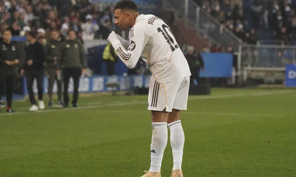 El delantero francés del Real Madrid Kylian Mbappé (i) celebra su gol, primero del equipo blanco, durante el partido de la jornada 16 de LaLiga que Deportivo Alavés y Real Madrid disputaron en el estadio de Mendizorrotza. EFE/L. Rico