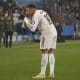 El delantero francés del Real Madrid Kylian Mbappé (i) celebra su gol, primero del equipo blanco, durante el partido de la jornada 16 de LaLiga que Deportivo Alavés y Real Madrid disputaron en el estadio de Mendizorrotza. EFE/L. Rico