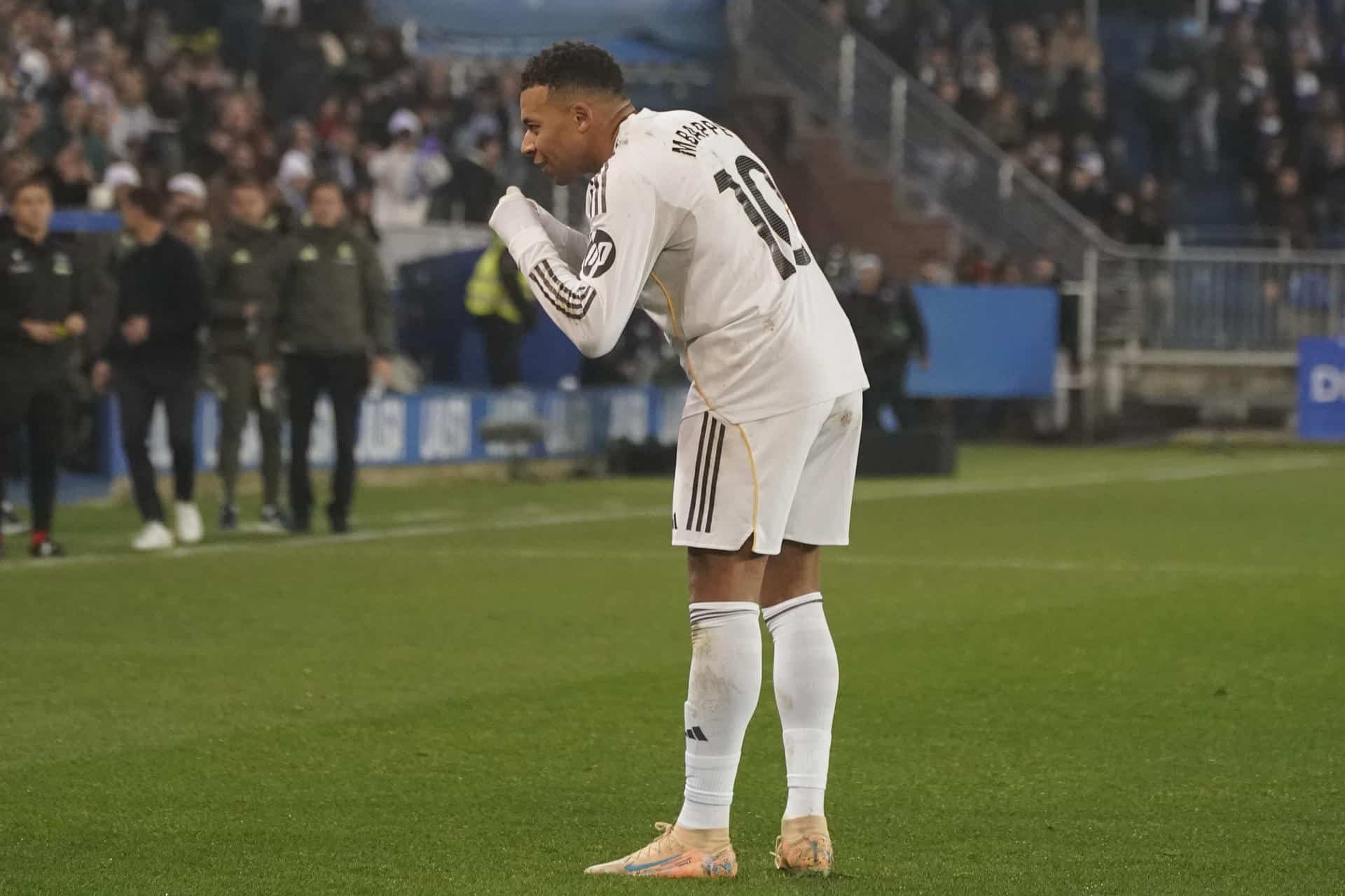 El delantero francés del Real Madrid Kylian Mbappé (i) celebra su gol, primero del equipo blanco, durante el partido de la jornada 16 de LaLiga que Deportivo Alavés y Real Madrid disputaron en el estadio de Mendizorrotza. EFE/L. Rico
