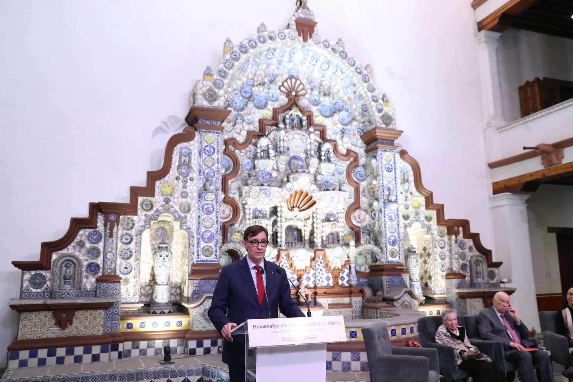 El presidente de Cataluña, Salvador Illa, habla en el acto de homenaje al exilio catalán en México, en el Museo Casa del Risco en la Ciudad de México (México). EFE/Mario Guzmán