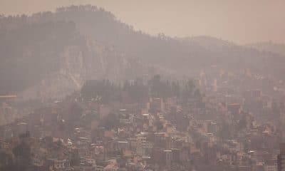 Fotografía de archivo una zona en la ciudad de La Paz (Bolivia) cubierta por una capa de humo ocasionada por los incendios. . EFE/Esteban Biba