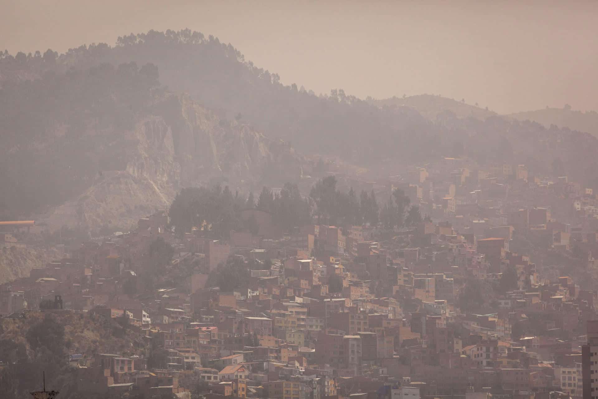 Fotografía de archivo una zona en la ciudad de La Paz (Bolivia) cubierta por una capa de humo ocasionada por los incendios. . EFE/Esteban Biba