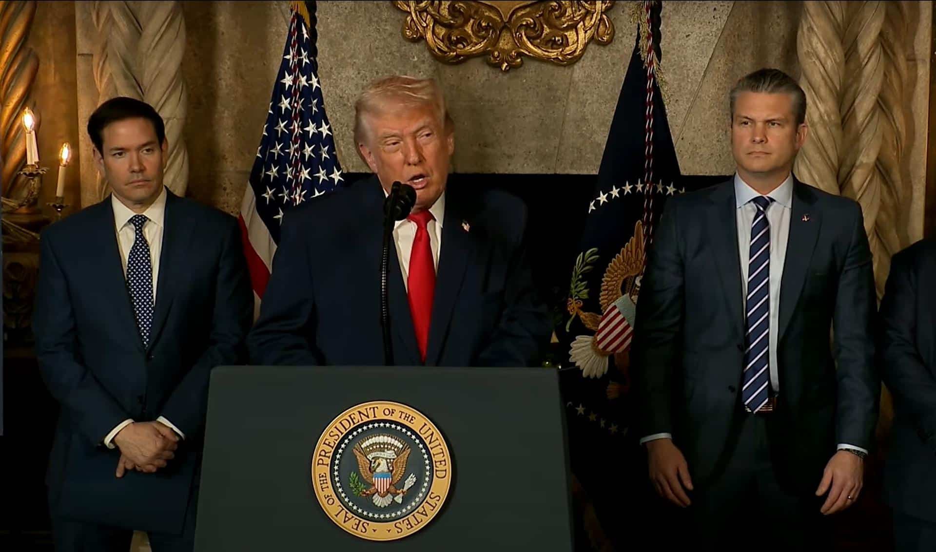 Captura de video tomada de una transmisión de La Casa Blanca del presidente de Estados Unidos, Donald Trump (c), durante un anuncio junto al secretario de Estado, Marco Rubio (i), y el secretario de Guerra, Peter Hegseth, este lunes, desde Palm Beach, Florida (EE.UU.). EFE/ La Casa Blanca /SOLO USO EDITORIAL/ SOLO DISPONIBLE PARA ILUSTRAR LA NOTICIA QUE ACOMPAÑA (CRÉDITO OBLIGATORIO)