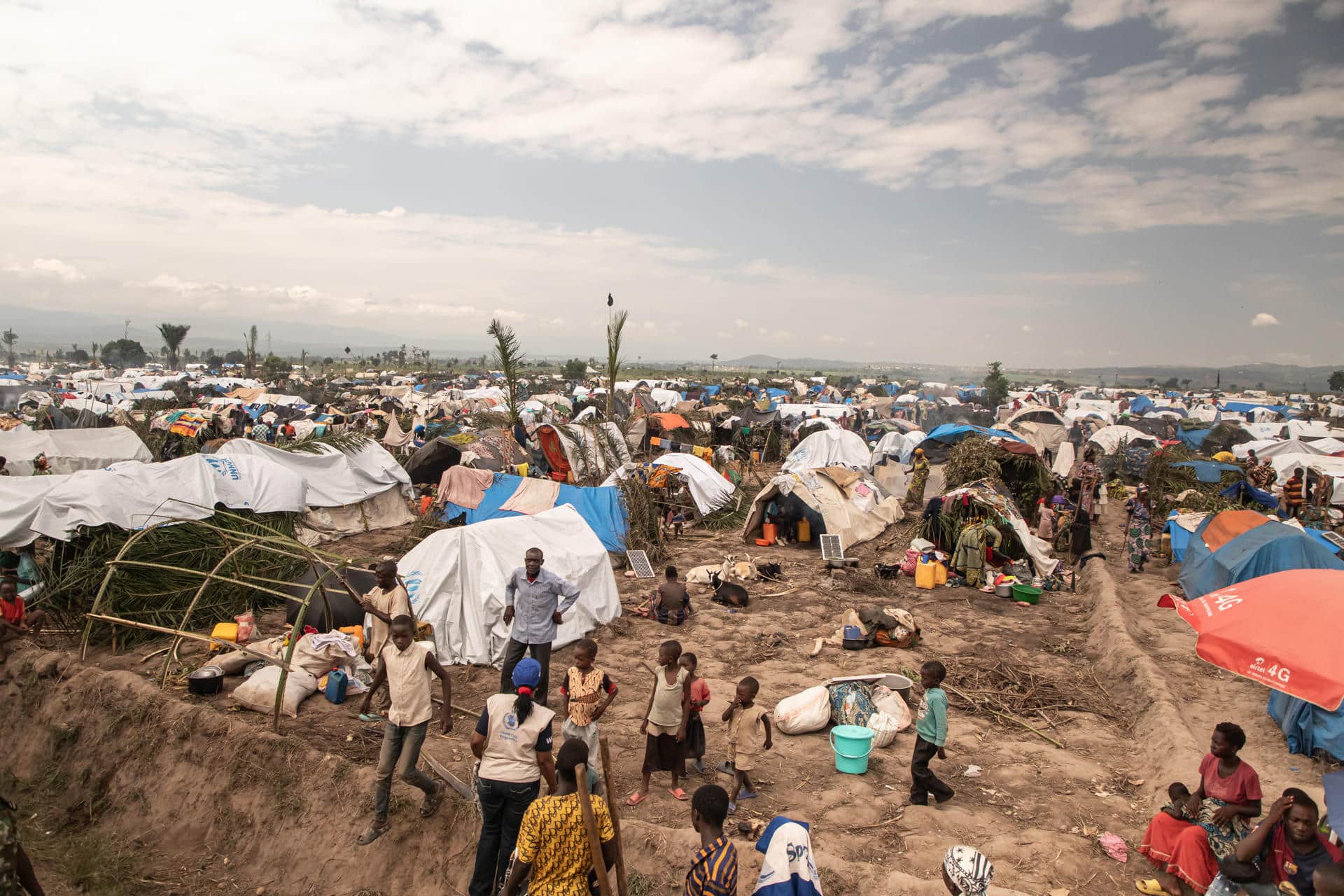 La creciente violencia e inseguridad en el este de la República Democrática del Congo ha obligado a decenas de miles de personas a huir de sus hogares en los últimos días. Familias enteras han caminado durante horas o días para llegar a un lugar seguro en Burundi, llegando a menudo con muy pocas pertenencias. Más de 30.000 refugiados ya han cruzado la frontera y la cifra sigue aumentando. EFE/PMA/Irenee Nduwayezu / SOLO USO EDITORIAL/SOLO DISPONIBLE PARA ILUSTRAR LA NOTICIA QUE ACOMPAÑA (CRÉDITO OBLIGATORIO)