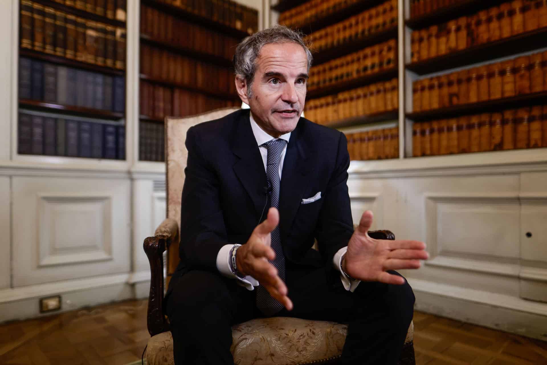 Fotografía del 15 de diciembre de 2025 del candidato a secretario general de la ONU, Rafael Grossi, hablando durante una entrevista con EFE en el Palacio San Martín, en Buenos Aires (Argentina).EFE/ Juan Ignacio Roncoroni