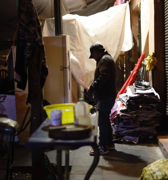 Familias se reúnen en un campamento de personas desalojadas este sábado, en la Ciudad de México (México). EFE/ Sáshenka Gutiérrez