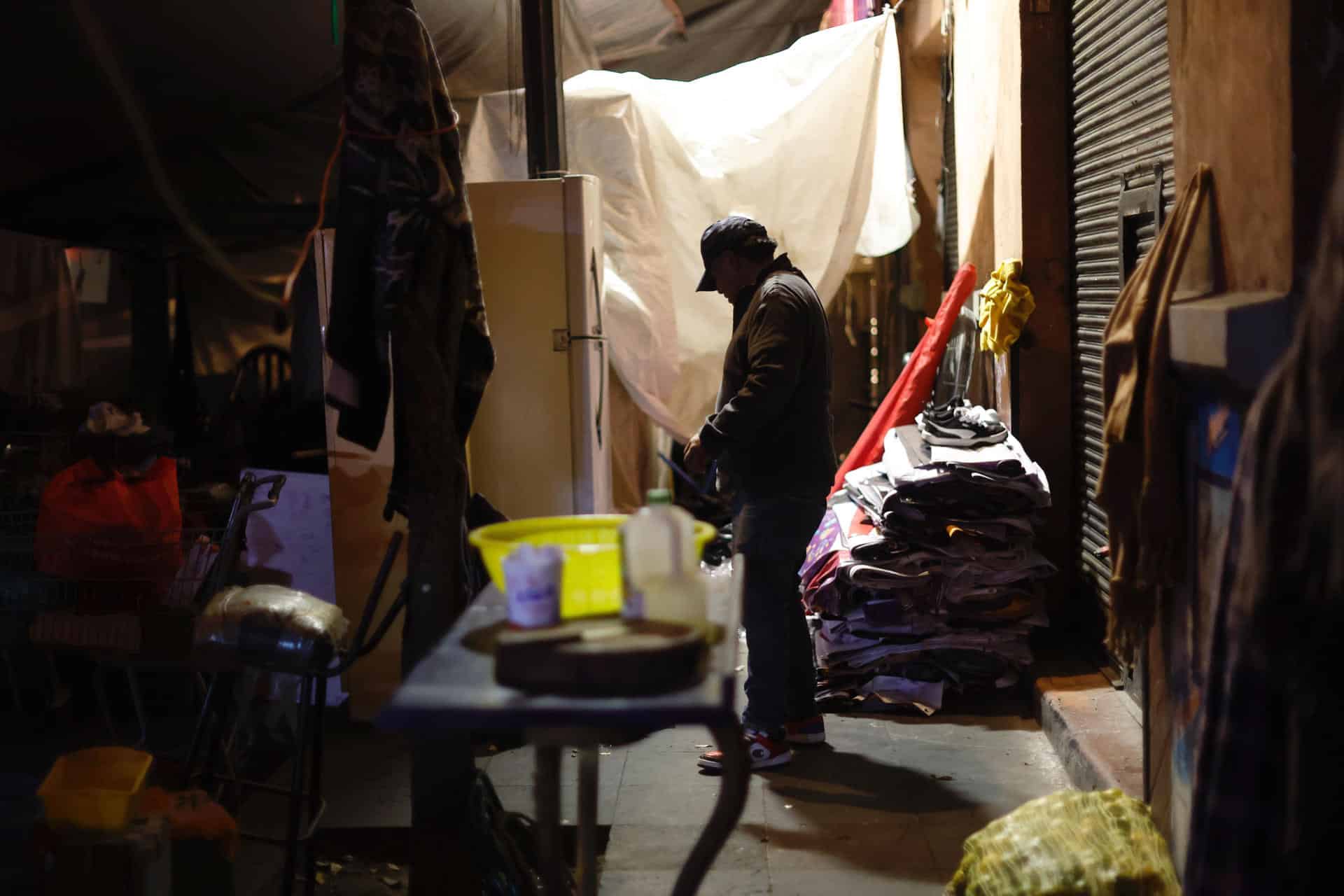 Familias se reúnen en un campamento de personas desalojadas este sábado, en la Ciudad de México (México). EFE/ Sáshenka Gutiérrez