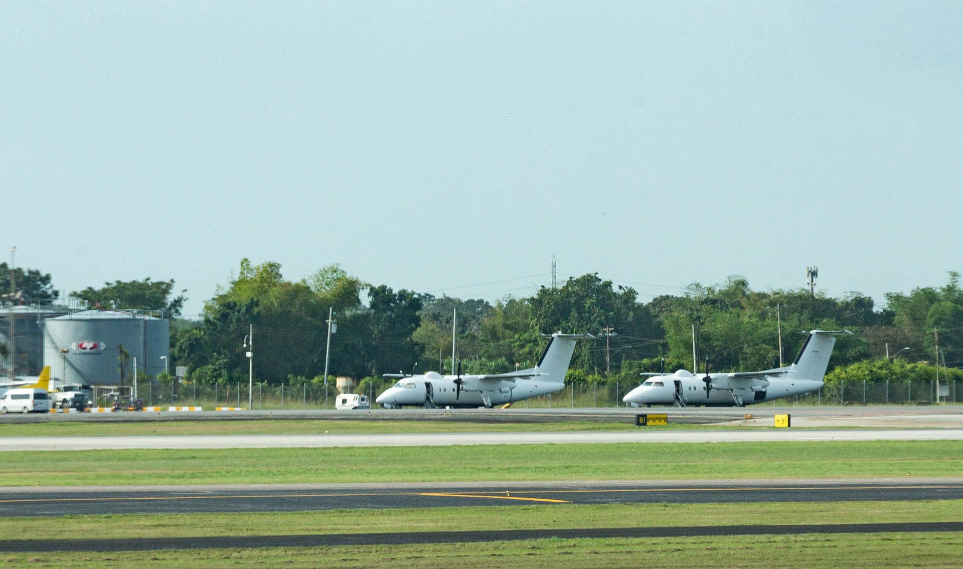 Fotografía del 18 de diciembre de 2025 que muestra aviones militares estadounidenses en la pista del Aeropuerto Internacional de Piarco (Trinidad y Tobago). EFE/Andrea De Silva