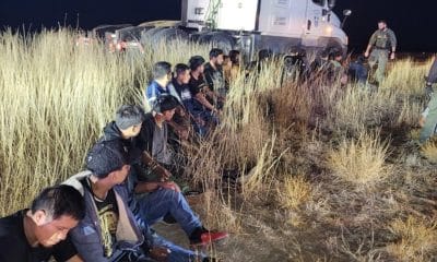 Fotografía cedida por el Departamento de Seguridad Pública de Texas (DPS Texas) que muestra a los 23 inmigrantes indocumentados que fueron hallados la cabina de descanso de un camión durante una control de tráfico de la Operación Estrella Solitaria en el condado de La Salle en Texas (EE.UU.). EFE/ Departamento de Seguridad Pública de Texas (DPS Texas)