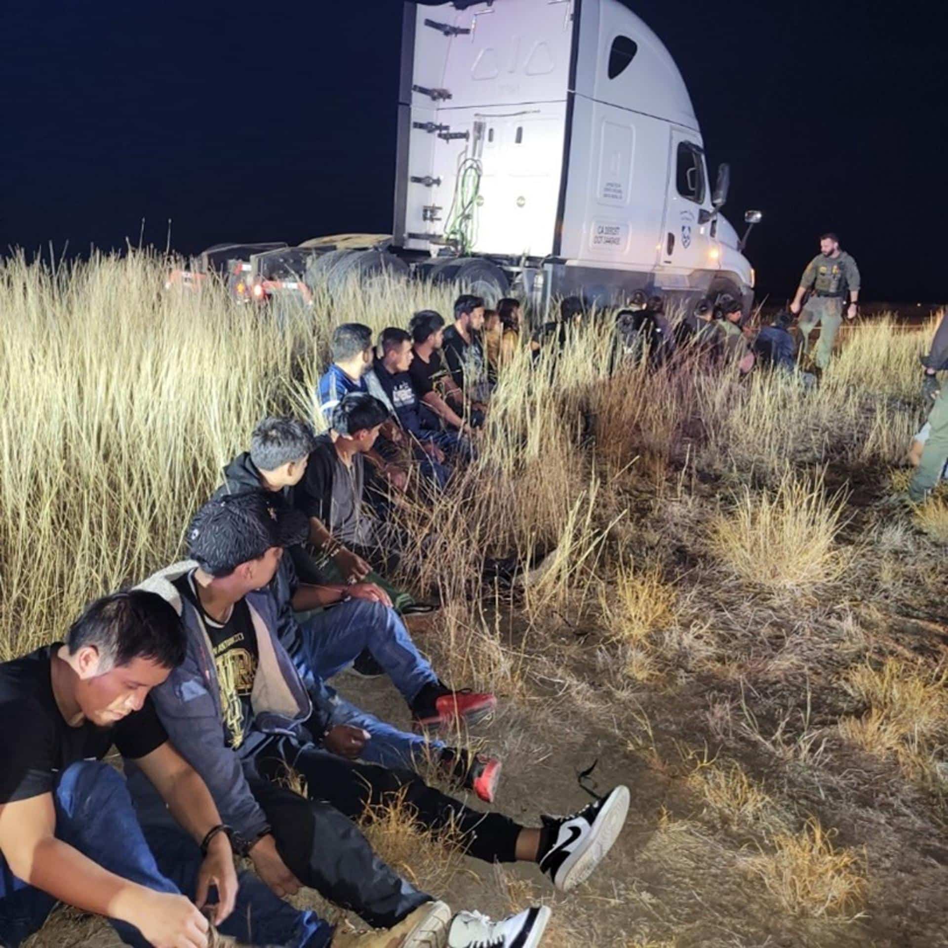 Fotografía cedida por el Departamento de Seguridad Pública de Texas (DPS Texas) que muestra a los 23 inmigrantes indocumentados que fueron hallados la cabina de descanso de un camión durante una control de tráfico de la Operación Estrella Solitaria en el condado de La Salle en Texas (EE.UU.). EFE/ Departamento de Seguridad Pública de Texas (DPS Texas)