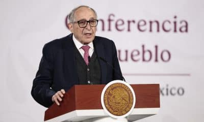 El secretario de Salud de México, David Kershenobich, habla durante una rueda de prensa este martes, en el Palacio Nacional, en Ciudad de México (México). EFE/José Méndez