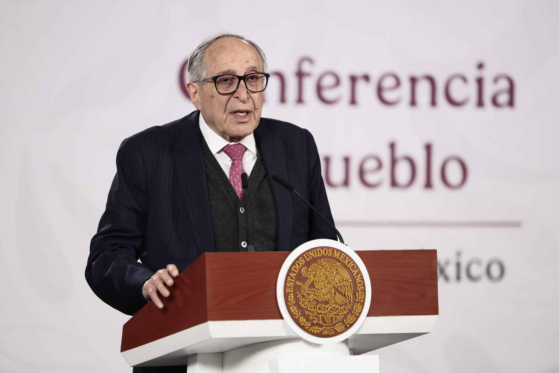 El secretario de Salud de México, David Kershenobich, habla durante una rueda de prensa este martes, en el Palacio Nacional, en Ciudad de México (México). EFE/José Méndez