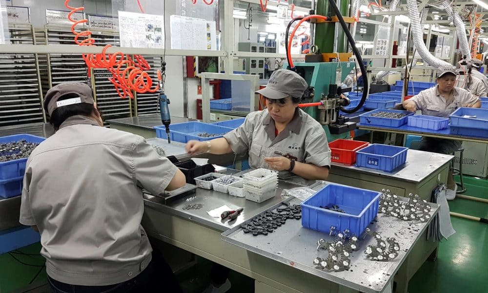 Fotografía de archivo, tomada el 07/06/2019, que muestra a trabajadores chinos ensamblando chips en la ciudad sureña de Guiyang. EFE/Javier Castro Bugarín