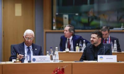El presidente de Ucrania, Volodymyr Zelensky (D), y el presidente del Consejo Europeo, Antonio Costa, asisten a una cumbre de líderes de la Unión Europea en Bruselas, Bélgica, 18 de diciembre de 2025. (Bélgica, Bruselas) EFE/EPA/STEPHANIE LECOCQ / POOL