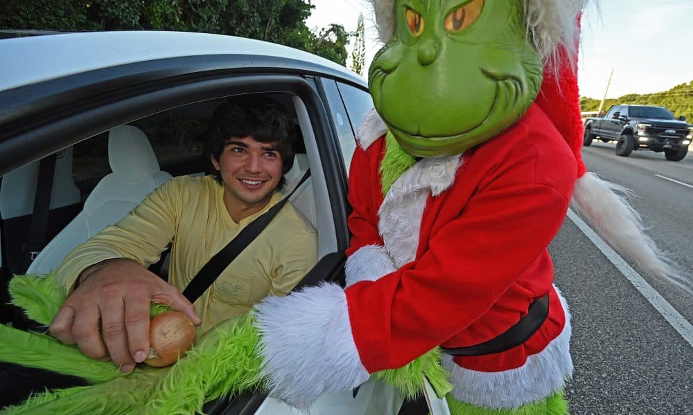 Fotografía cedida por la Oficina del Sheriff del Condado de Monroe que muestra al coronel retirado Lou Caputo disfrazado del Grinch (d), ofreciendo una cebolla a una persona que conducía con un ligero exceso de velocidad este viernes, en la zona escolar de Cayo Largo, Florida, (EE.UU.). EFE/ Andy Newman/ Oficina Sheriff Del Condado Monroe /SOLO USO EDITORIAL/ NO VENTAS/ SOLO DISPONIBLE PARA ILUSTRAR LA NOTICIA QUE ACOMPAÑA (CRÉDITO OBLIGATORIO)