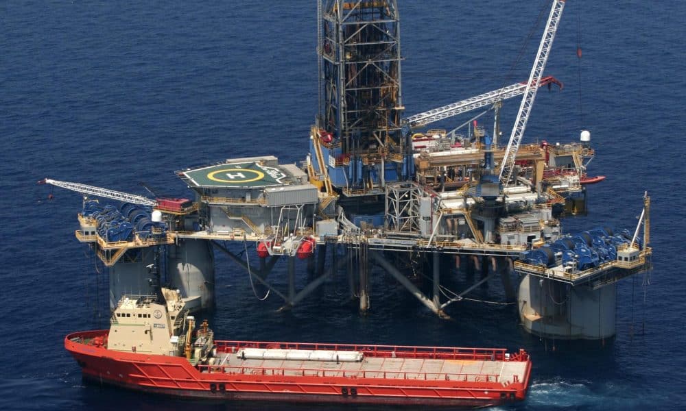 Imagen de archivo de una plataforma móvil de perforación sobre las aguas del Golfo de México. EFE/JOHN RILEY