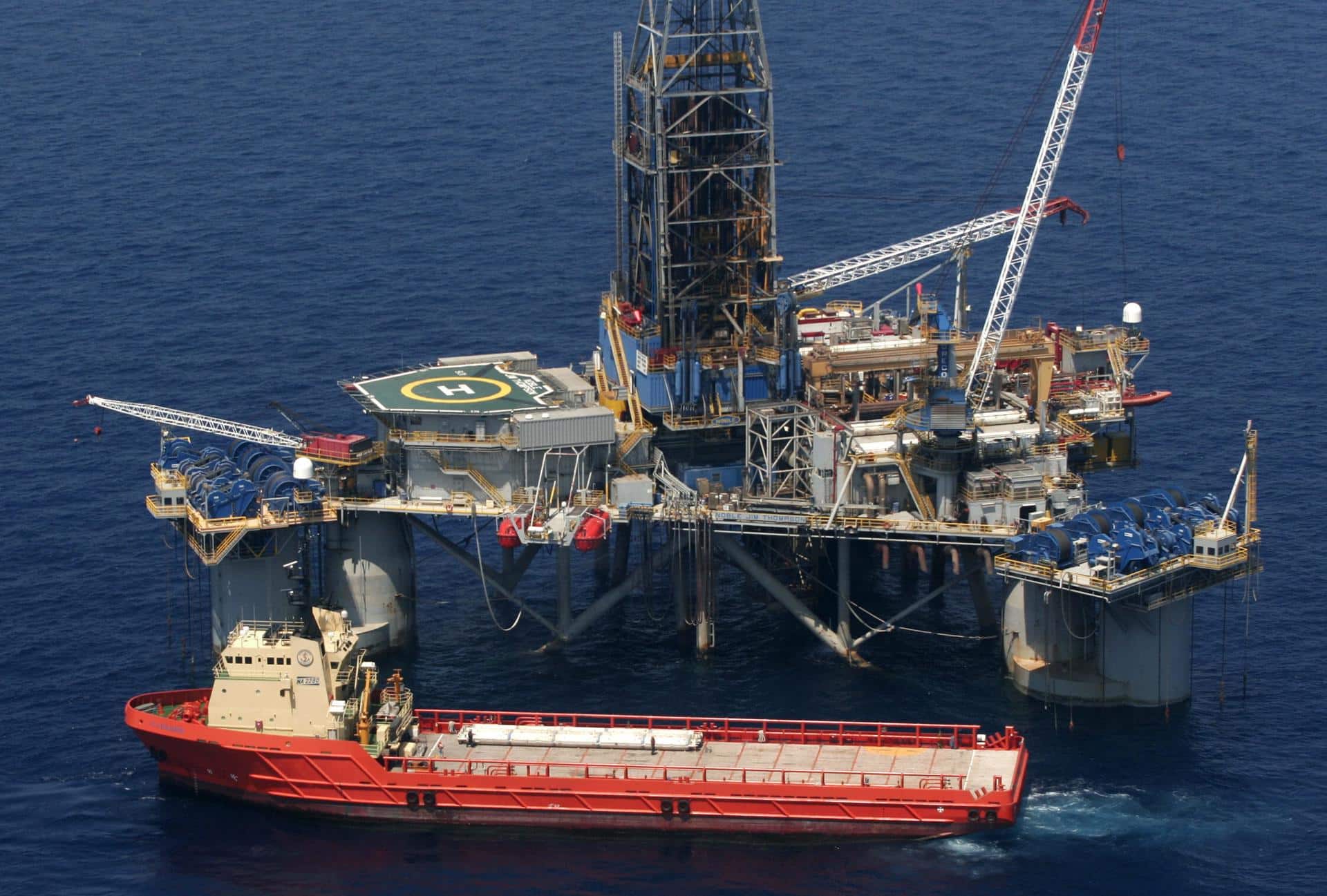 Imagen de archivo de una plataforma móvil de perforación sobre las aguas del Golfo de México. EFE/JOHN RILEY