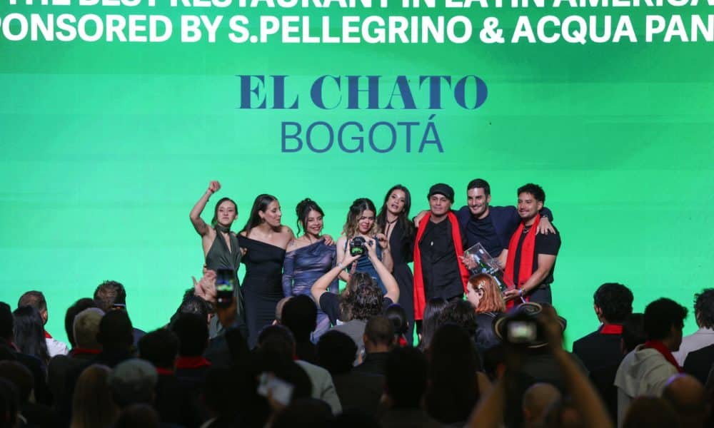 Representantes del restaurante colombiano El Chato celebran este martes, en Antigua (Guatemala). El Chato, ubicado en Bogotá, del Chef Álvaro Calvijo, fue el ganador del primer lugar de la lista Latin America’s 50 Best Restaurants y la distinción del mejor restaurante de Colombia. EFE/ Mariano Macz