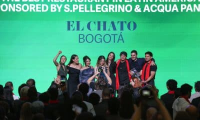 Representantes del restaurante colombiano El Chato celebran este martes, en Antigua (Guatemala). El Chato, ubicado en Bogotá, del Chef Álvaro Calvijo, fue el ganador del primer lugar de la lista Latin America’s 50 Best Restaurants y la distinción del mejor restaurante de Colombia. EFE/ Mariano Macz