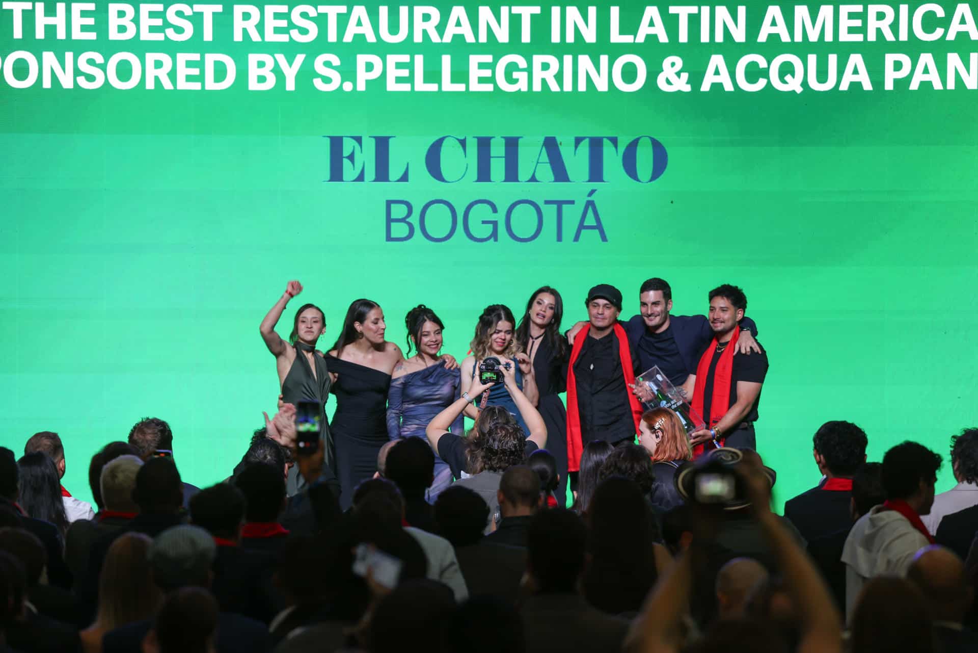 Representantes del restaurante colombiano El Chato celebran este martes, en Antigua (Guatemala). El Chato, ubicado en Bogotá, del Chef Álvaro Calvijo, fue el ganador del primer lugar de la lista Latin America’s 50 Best Restaurants y la distinción del mejor restaurante de Colombia. EFE/ Mariano Macz