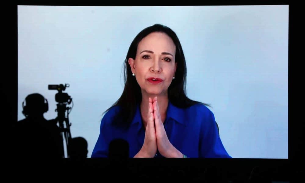 Imagen reciente de la líder de la oposición venezolana María Corina Machado (en pantalla). EFE/ Paolo Aguilar