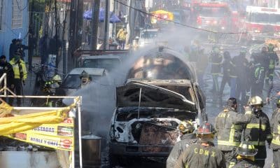 Elementos del cuerpo de Bomberos laboran en la zona en donde se produjo una explosión de una pipa de gas en Ciudad de México. Imagen de archivo. EFE/Mario Guzmán
