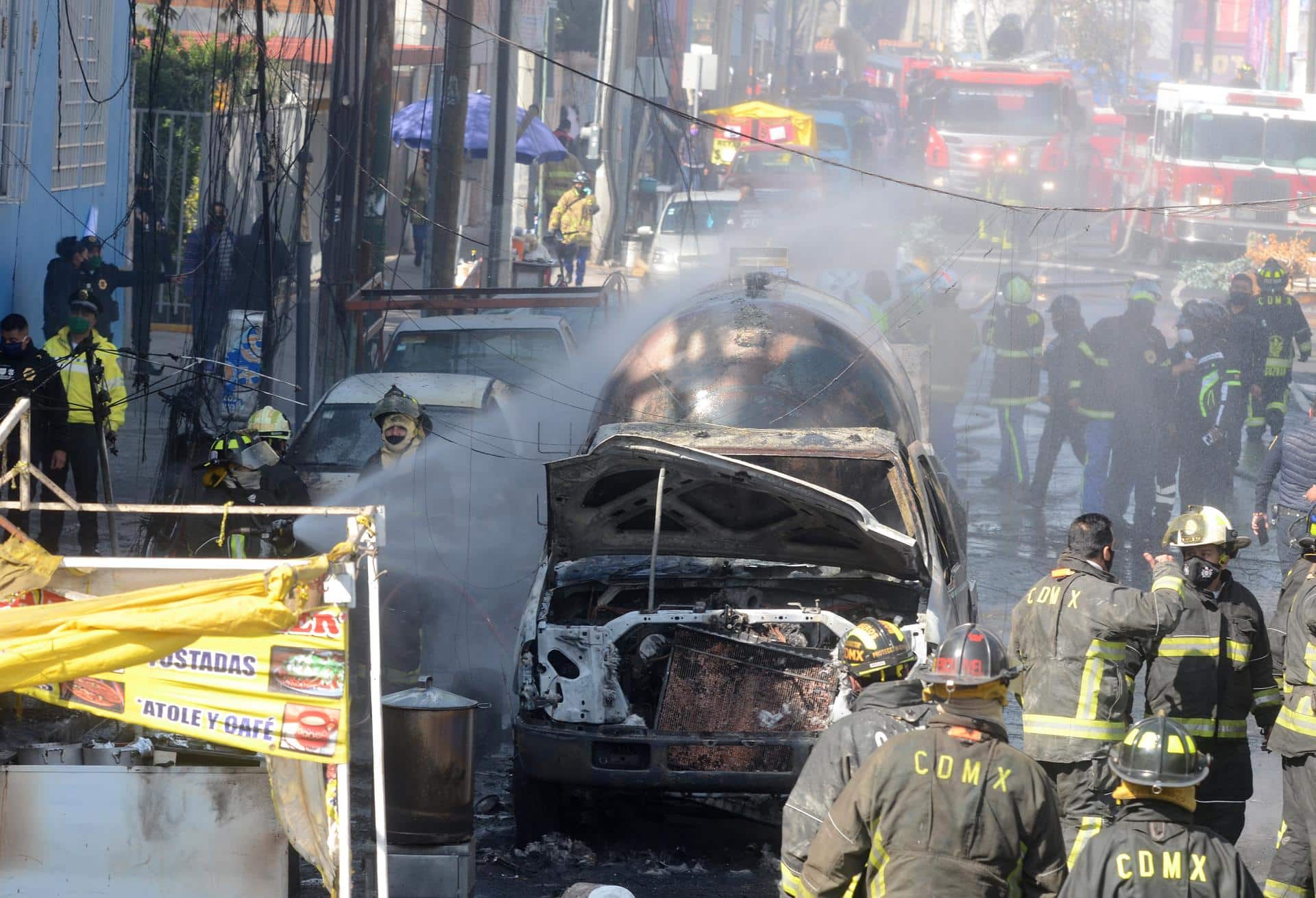 Elementos del cuerpo de Bomberos laboran en la zona en donde se produjo una explosión de una pipa de gas en Ciudad de México. Imagen de archivo. EFE/Mario Guzmán