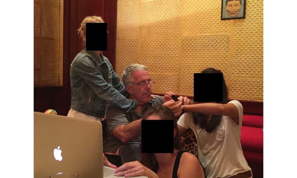 Fotografía sin fecha específica de toma, publicada por los demócratas del Comité de Supervisión de la Cámara Baja (Oversight Dems), donde aparece Jeffrey Epstein junto a tres mujeres con el rostro censurado para proteger su identidad en una de las habitaciones de su mansión. EFE/ Oversight Dems /SOLO USO EDITORIAL/ NO VENTAS/ SOLO DISPONIBLE PARA ILUSTRAR LA NOTICIA QUE ACOMPAÑA (CRÉDITO OBLIGATORIO)