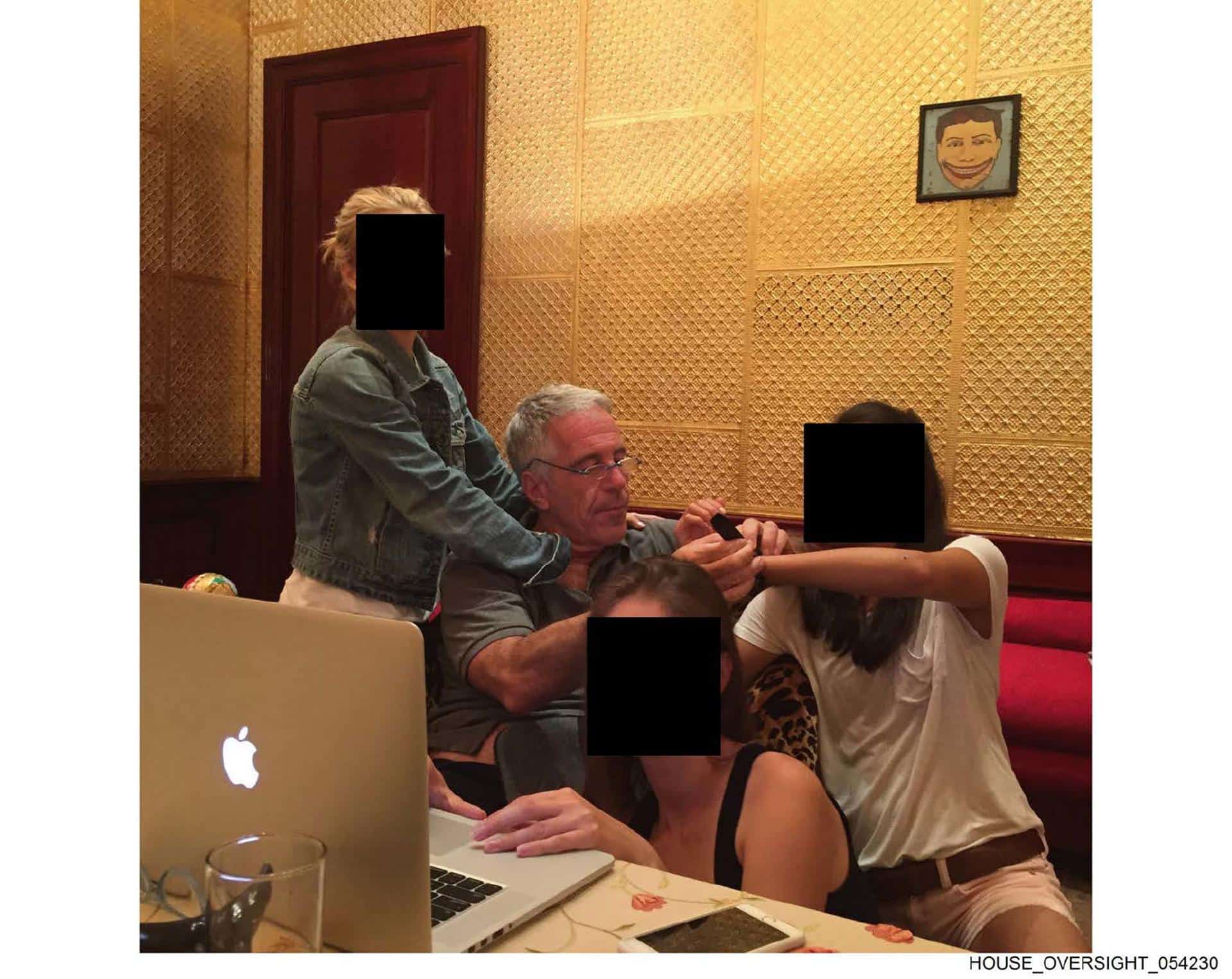 Fotografía sin fecha específica de toma, publicada por los demócratas del Comité de Supervisión de la Cámara Baja (Oversight Dems), donde aparece Jeffrey Epstein junto a tres mujeres con el rostro censurado para proteger su identidad en una de las habitaciones de su mansión. EFE/ Oversight Dems /SOLO USO EDITORIAL/ NO VENTAS/ SOLO DISPONIBLE PARA ILUSTRAR LA NOTICIA QUE ACOMPAÑA (CRÉDITO OBLIGATORIO)