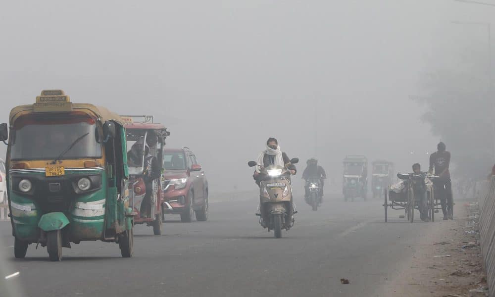 Nueva Delhi (India), 15/12/2025.- Vehículos transitan por calles en Nueva Delhi con poca visibilidad debido a la contaminación del aire en India. EFE/EPA/HARISH TYAGI