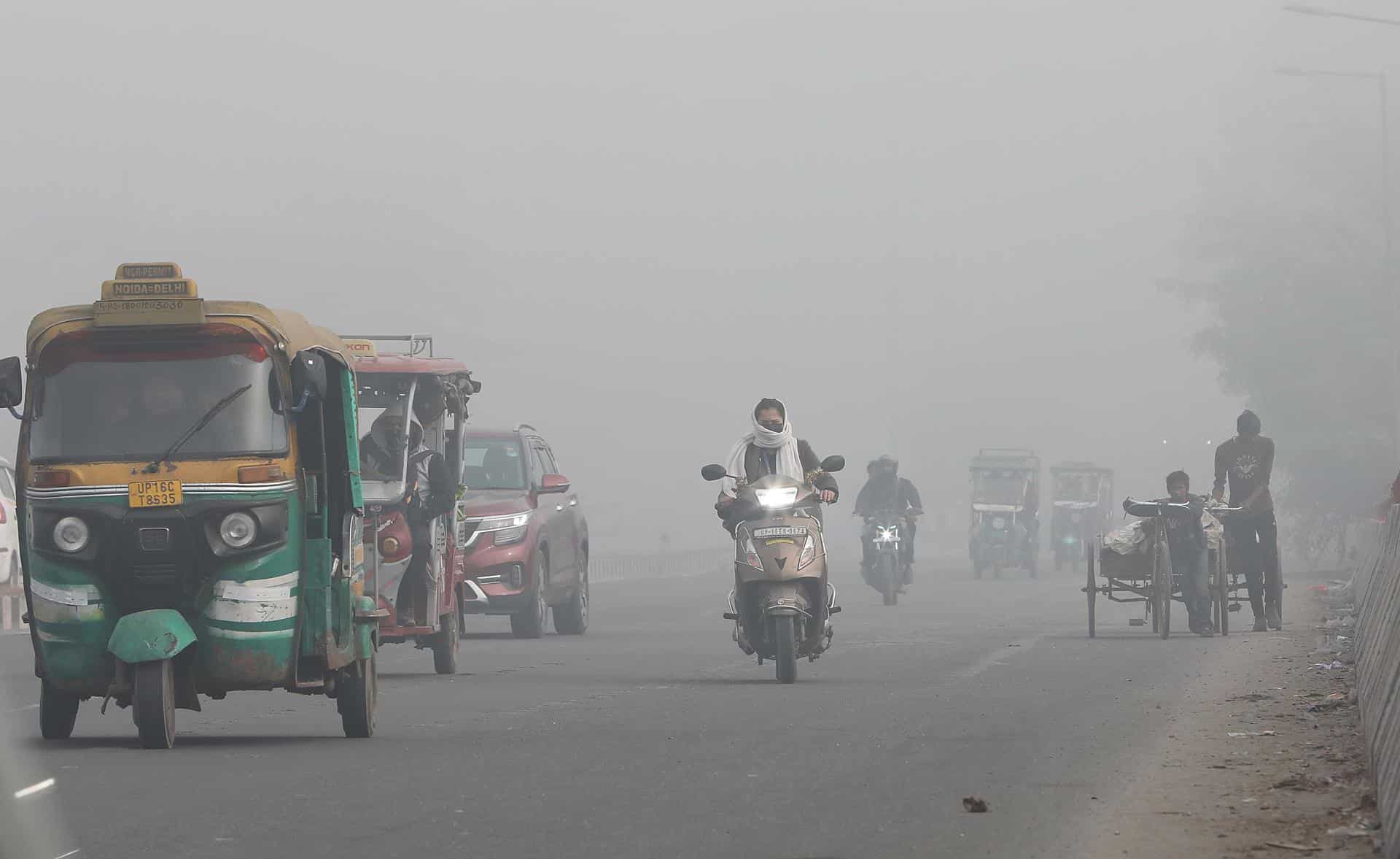 Nueva Delhi (India), 15/12/2025.- Vehículos transitan por calles en Nueva Delhi con poca visibilidad debido a la contaminación del aire en India. EFE/EPA/HARISH TYAGI