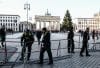 Los agentes de policía instalan barreras frente a la Puerta de Brandeburgo como parte del cierre del centro de la ciudad en Berlín, Alemania, 14 de diciembre de 2025. Berlín albergará las delegaciones de Estados Unidos y Ucrania durante el fin de semana para conversaciones sobre un plan de paz propuesto, que incluye un posible alto al fuego en Ucrania. Las discusiones serán seguidas por una cumbre en Berlín con los líderes europeos y el presidente Volodímir Zelenski. (Alemania, Ucrania) EFE/EPA/FILIP SINGER