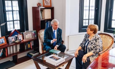 Fotografía cedida por la Oficina del Presidente Electo (OPE) que muestra al presidente electo de Chile, José Antonio Kast (i) y la expresidenta de Chile, Michelle Bachelet (d) durante un encuentro este lunes, en Santiago (Chile). EFE/ Oficina del Presidente Electo
