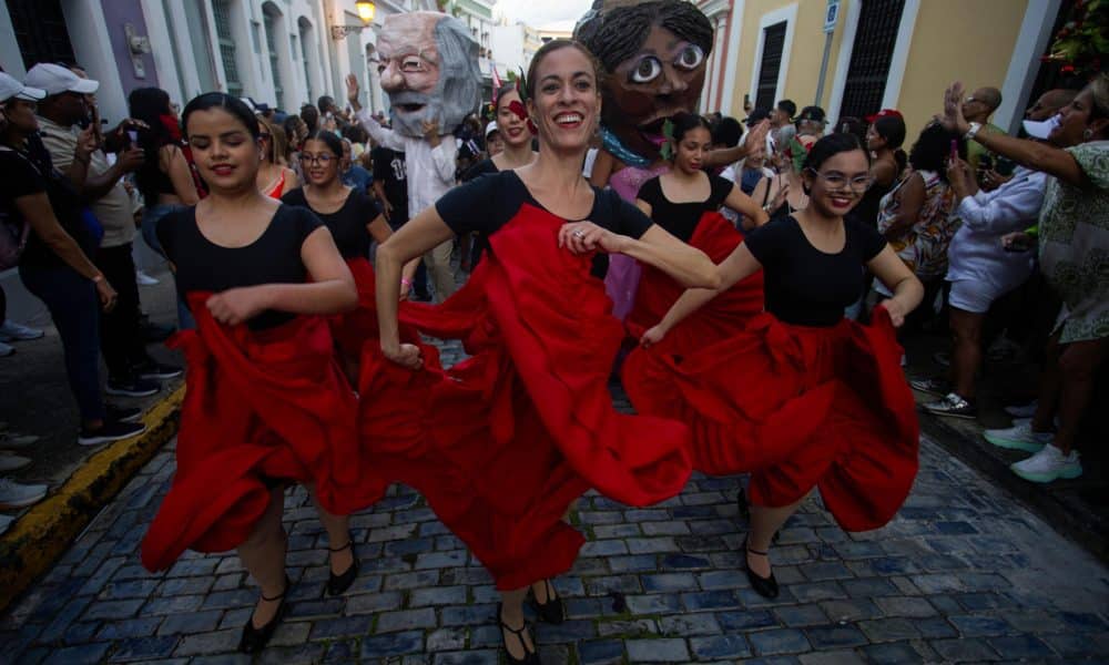 Bailarinas participan en la inauguración de las Fiestas de la Calle San Sebastián este jueves, en San Juan (Puerto Rico). Imagen de archivo. EFE/ Thais Llorca