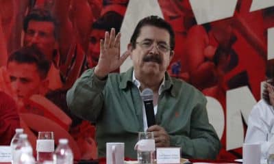 El coordinador del partido Libertad y Refundación (Libre) y expresidente de Honduras Manuel Zelaya participa en una reunión de su partido, en Tegucigalpa (Honduras). EFE/ Gustavo Amador