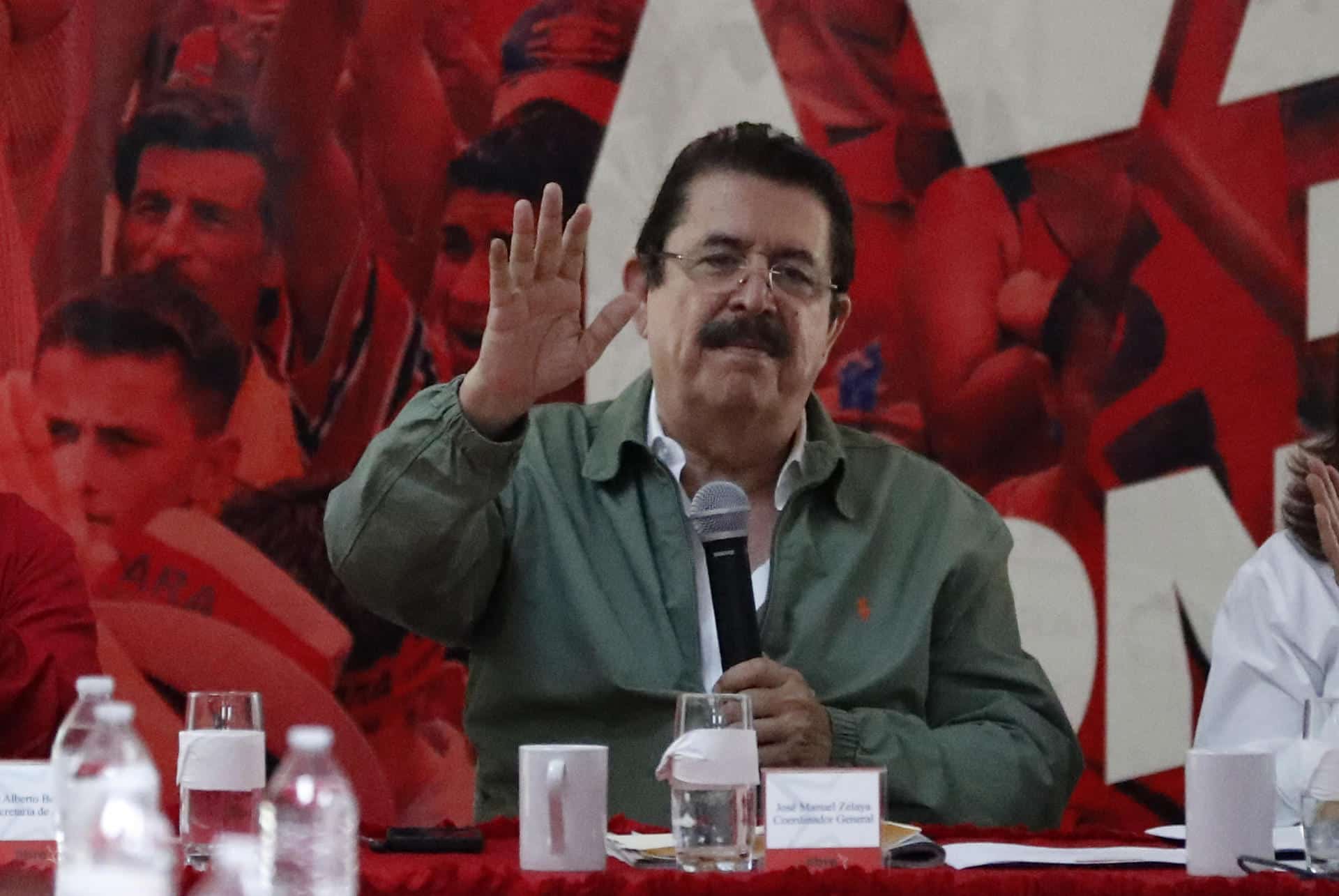 El coordinador del partido Libertad y Refundación (Libre) y expresidente de Honduras Manuel Zelaya participa en una reunión de su partido, en Tegucigalpa (Honduras). EFE/ Gustavo Amador