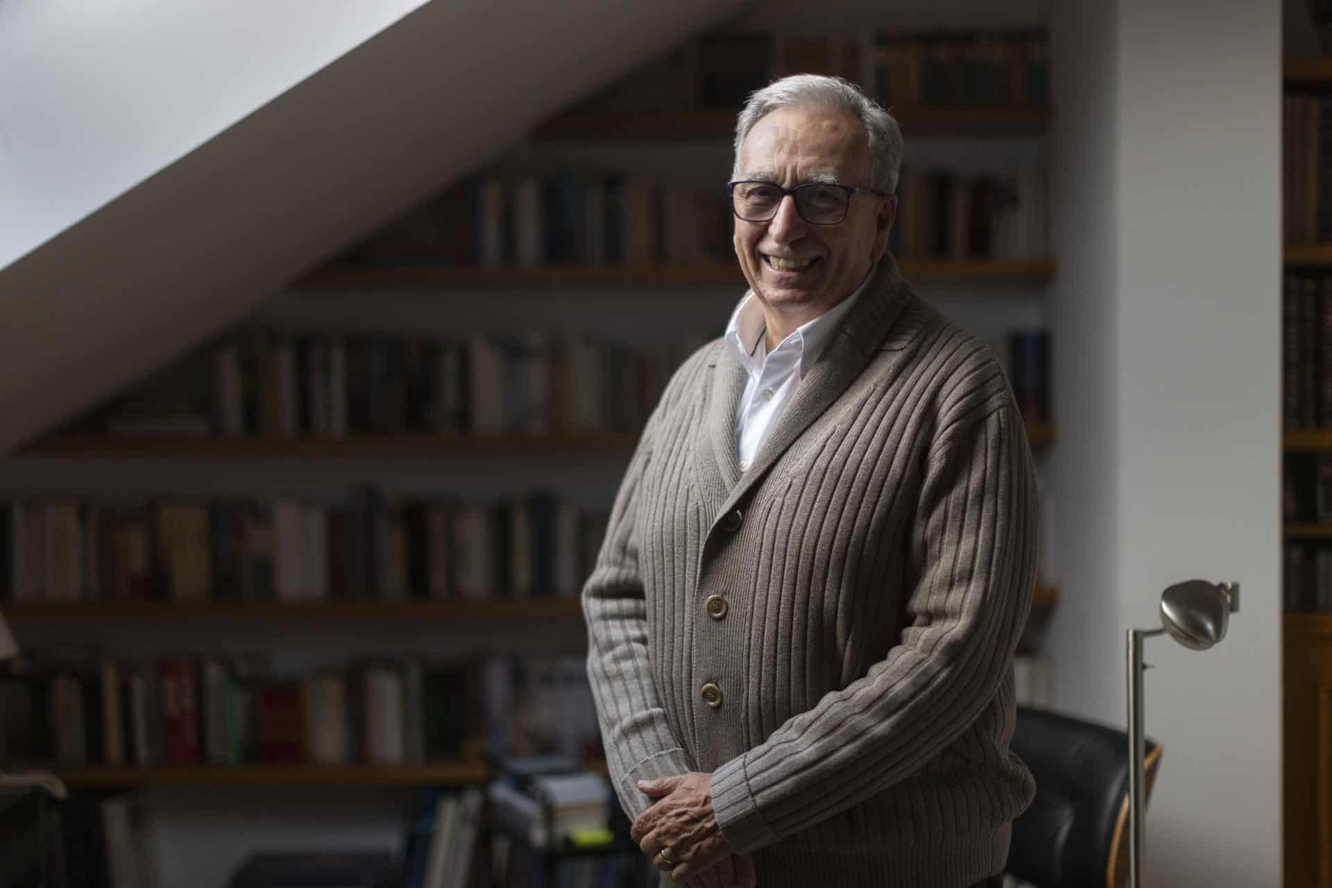 El miembro del Grupo Intergubernamental de Expertos sobre el Cambio Climático (IPCC) de la ONU, José María Baldasano, posa durante una entrevista con EFE en la que estimó que "el clima es un tema de Estado y debería estar por encima de las voluntades de los partidos políticos". EFE/Marta Pérez