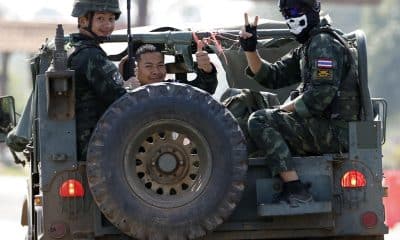Phanom Dong Rak (Thailand), 09/12/2025.- Thai soldiers gesture on a military vehicle as they patrol near Prasat Ta Khwai ancient stone castle during clashes between Thai and Cambodian troops in Phanom Dong Rak district, Surin province, Thailand, 09 December 2025. EFE/EPA/RUNGROJ YONGRIT