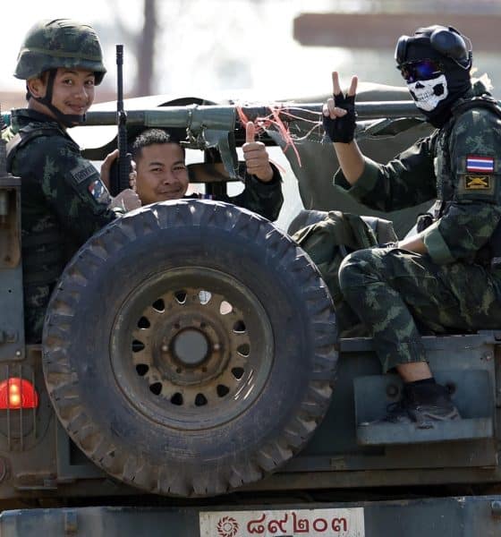 Phanom Dong Rak (Thailand), 09/12/2025.- Thai soldiers gesture on a military vehicle as they patrol near Prasat Ta Khwai ancient stone castle during clashes between Thai and Cambodian troops in Phanom Dong Rak district, Surin province, Thailand, 09 December 2025. EFE/EPA/RUNGROJ YONGRIT