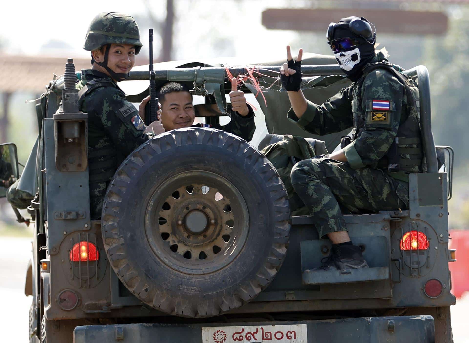 Phanom Dong Rak (Thailand), 09/12/2025.- Thai soldiers gesture on a military vehicle as they patrol near Prasat Ta Khwai ancient stone castle during clashes between Thai and Cambodian troops in Phanom Dong Rak district, Surin province, Thailand, 09 December 2025. EFE/EPA/RUNGROJ YONGRIT