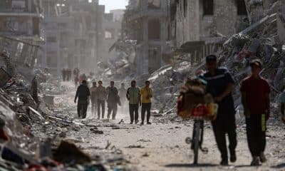 Imagen de archivo de palestinos caminando por una calle entre los escombros de los edificios destruidos en medio del alto el fuego entre Israel y Hamas. Hoy el Gobierno de Gaza, dependiente de Hamás, acusó a Israel de someter a la Franja a una "muerte lenta" y de haber dejado entrar solo un 41 % de la ayuda humanitaria necesaria en los 80 días de alto el fuego. EFE/EPA/MOHAMMED SABER
 
//////////
 
GAZA CITY (---), 11/10/2025.- Palestinians walk along a street among the rubble of destroyed buildings amid a ceasefire between Israel and Hamas, in Gaza City, 11 October 2025. US President Donald Trump announced that Israel and Hamas have agreed to the first phase of a Gaza peace plan. The deal involves the release of Israeli hostages and Palestinian prisoners, the withdrawal of Israeli forces, and the delivery of humanitarian aid to Gaza. EFE/EPA/MOHAMMED SABER