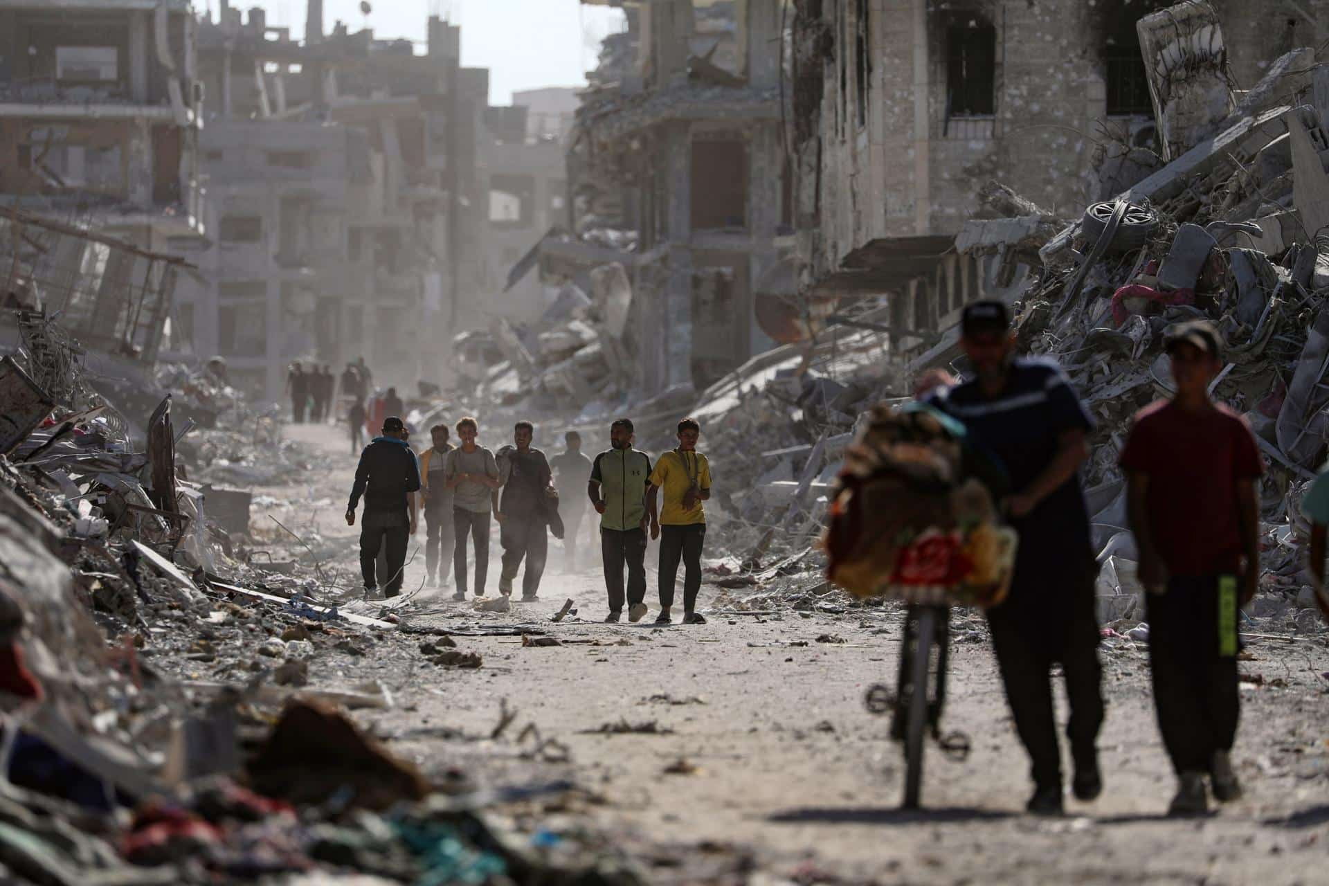 Imagen de archivo de palestinos caminando por una calle entre los escombros de los edificios destruidos en medio del alto el fuego entre Israel y Hamas. Hoy el Gobierno de Gaza, dependiente de Hamás, acusó a Israel de someter a la Franja a una "muerte lenta" y de haber dejado entrar solo un 41 % de la ayuda humanitaria necesaria en los 80 días de alto el fuego. EFE/EPA/MOHAMMED SABER
 
//////////
 
GAZA CITY (---), 11/10/2025.- Palestinians walk along a street among the rubble of destroyed buildings amid a ceasefire between Israel and Hamas, in Gaza City, 11 October 2025. US President Donald Trump announced that Israel and Hamas have agreed to the first phase of a Gaza peace plan. The deal involves the release of Israeli hostages and Palestinian prisoners, the withdrawal of Israeli forces, and the delivery of humanitarian aid to Gaza. EFE/EPA/MOHAMMED SABER